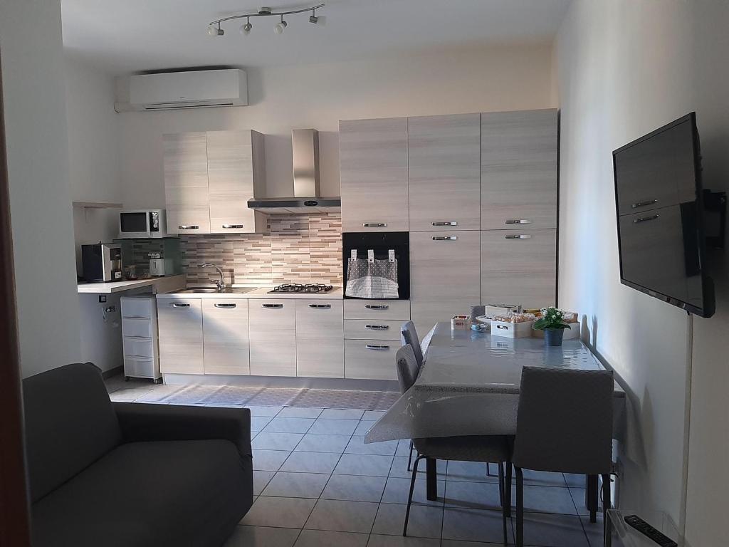 a living room with a table and a kitchen at Villa Giardiso in Valguarnera Caropepe