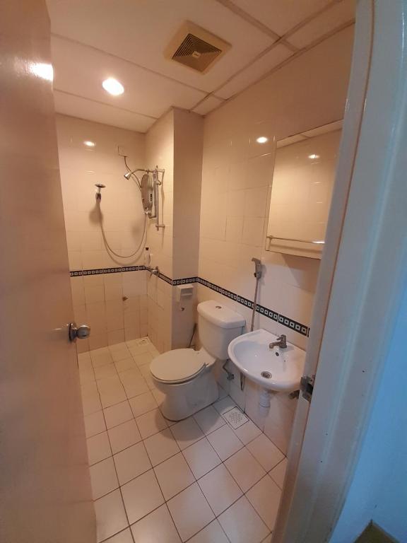 uma casa de banho com um WC e um lavatório em Maytower Homestay HJN em Kuala Lumpur