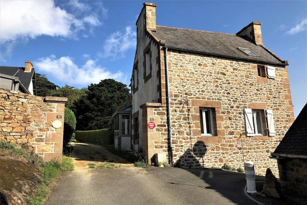 Fotografia z galérie ubytovania Maison à 50m du port dans superbe environnement à PLOUMANAC'H - PERROS-GUIREC Réf - 324 v destinácii Perros-Guirec