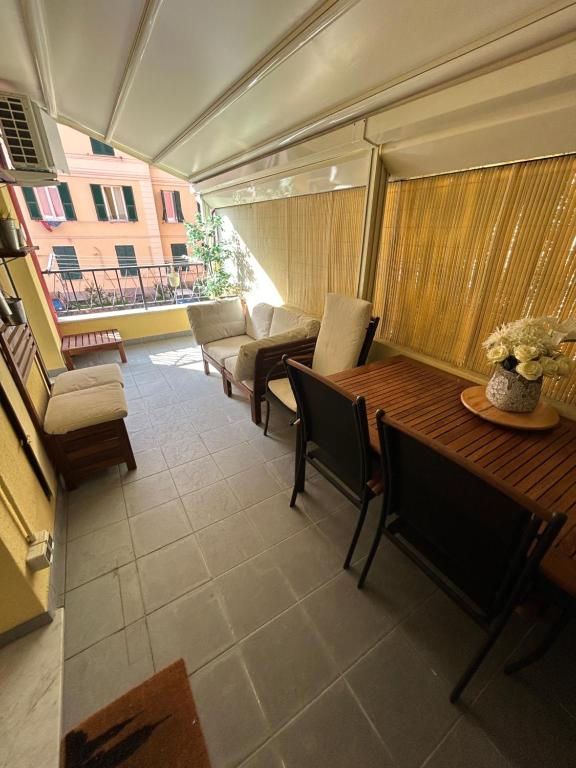 a balcony with a table and chairs and a couch at Elegant Apartment in Santa by PortofinoVacanze in Santa Margherita Ligure