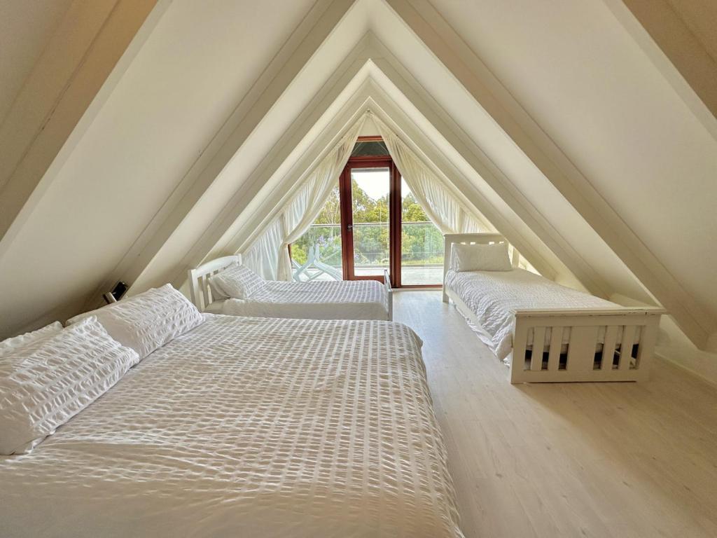 Ένα ή περισσότερα κρεβάτια σε δωμάτιο στο Kahmahnee - Apollo Bay dog friendly retreat