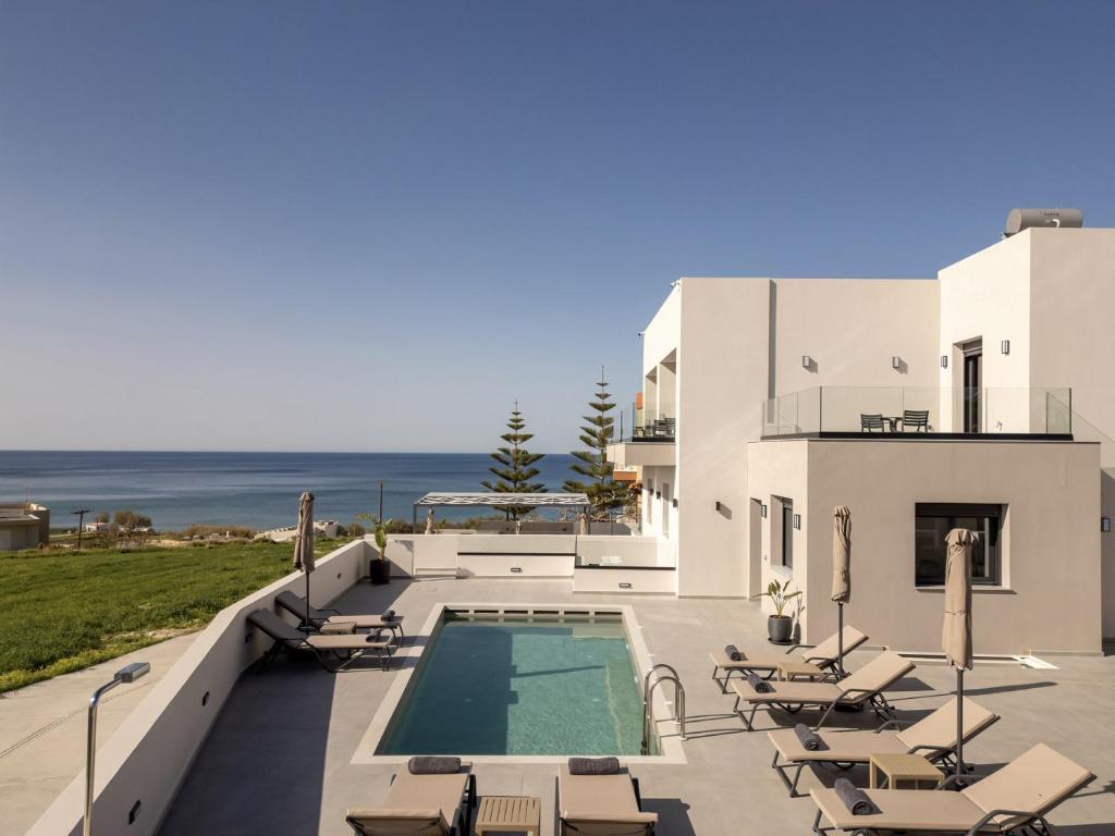une villa avec une piscine et l'océan dans l'établissement Villa Etoile - With Heated Pool and Sauna, à Pigi