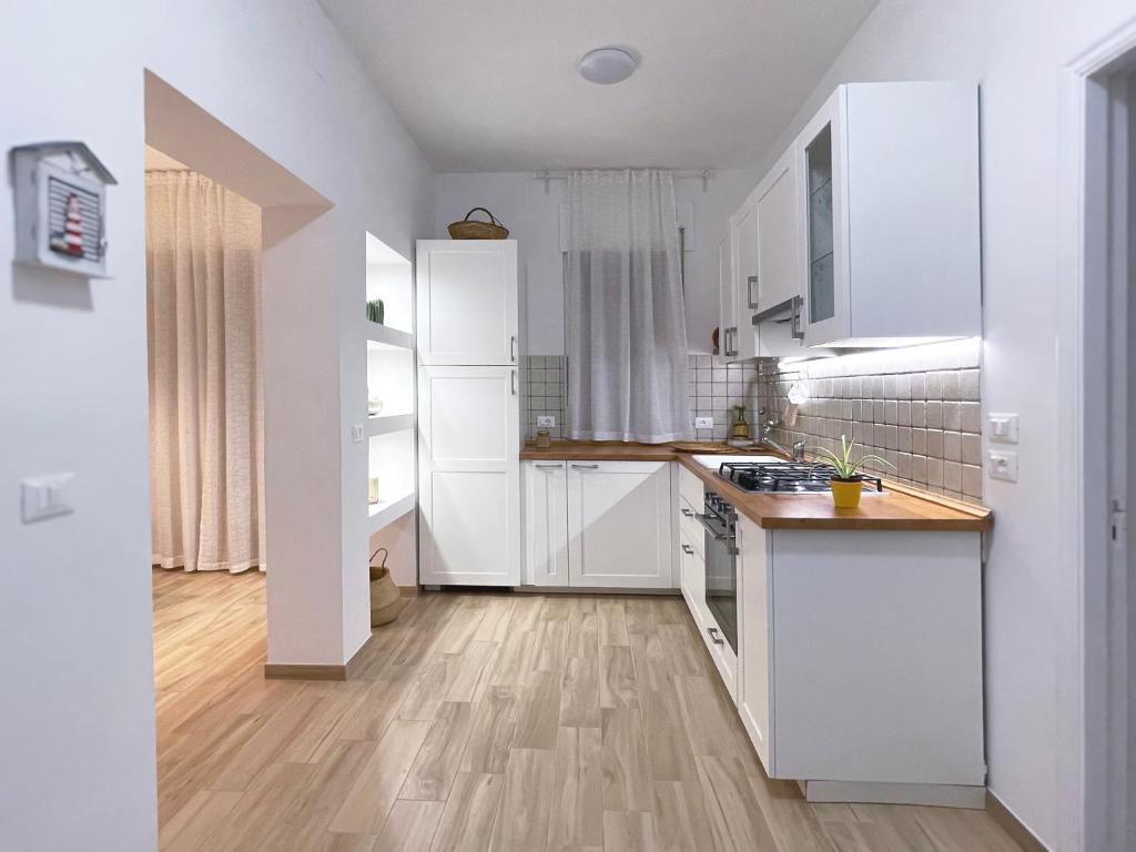 Kuchyň nebo kuchyňský kout v ubytování Villa Dino