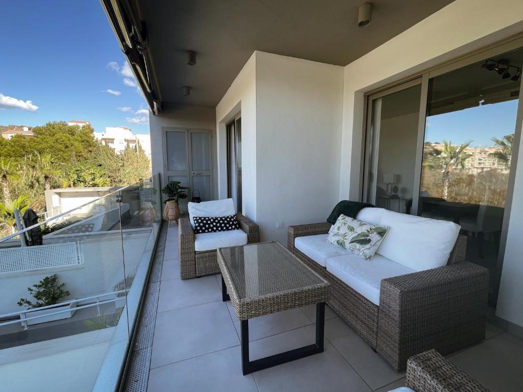 een balkon met een bank en stoelen bij Sunny Panorama in Torrox