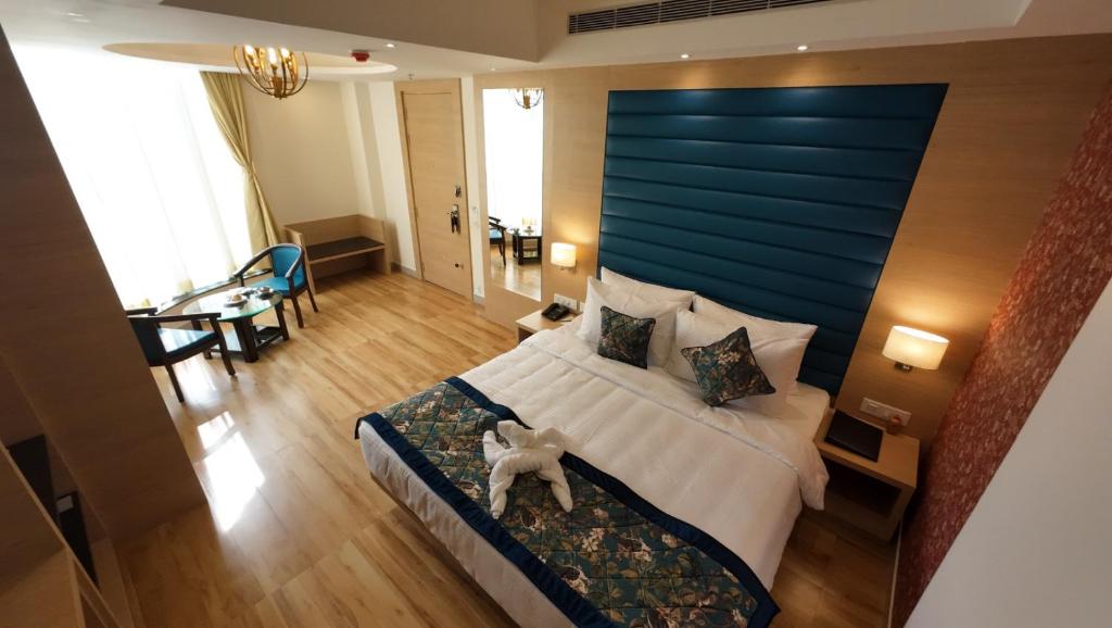 Postel nebo postele na pokoji v ubytování HOTEL SURYA GRAND