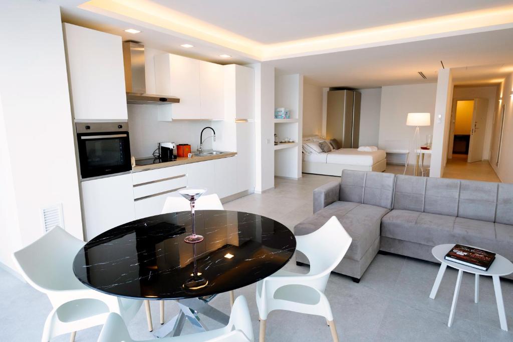 Cucina o angolo cottura di Calammare Apartments - Luxury Apartments with Beach and Gym - Molfetta