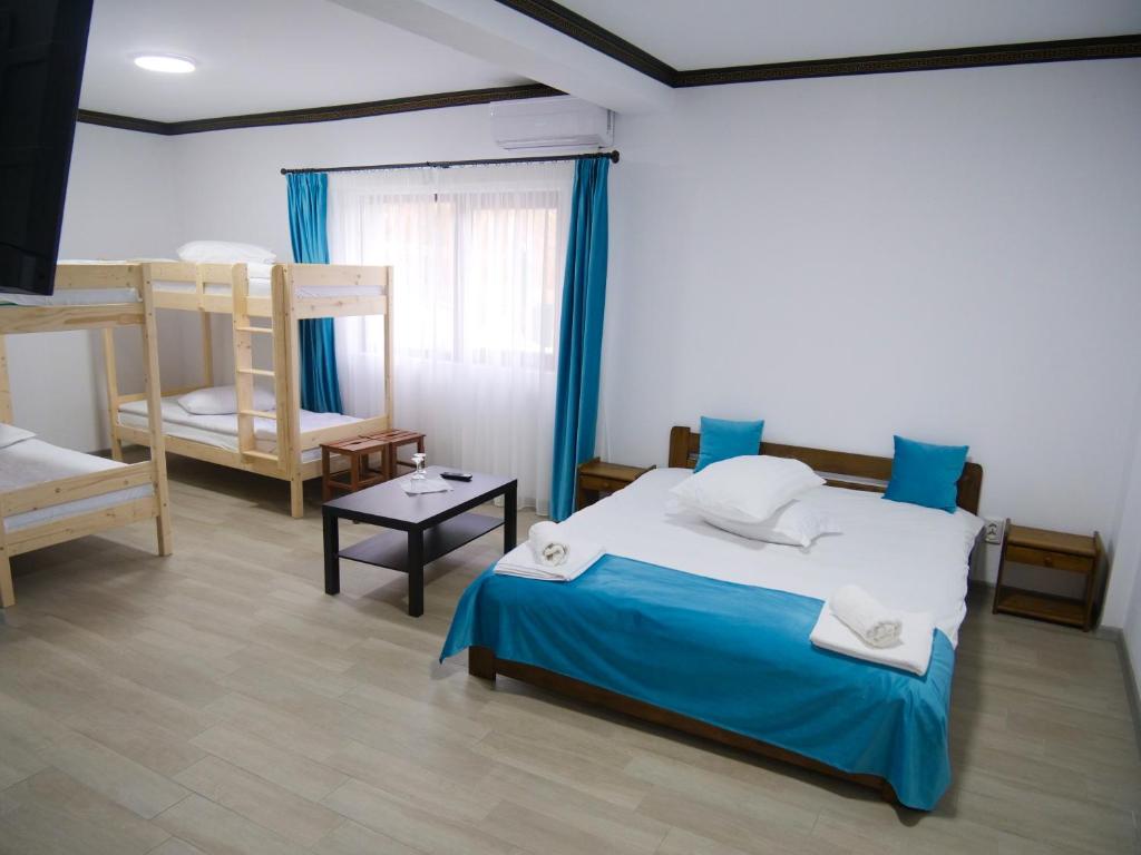 a bedroom with a bed and two bunk beds at Lacul de argint in Gura Rîului