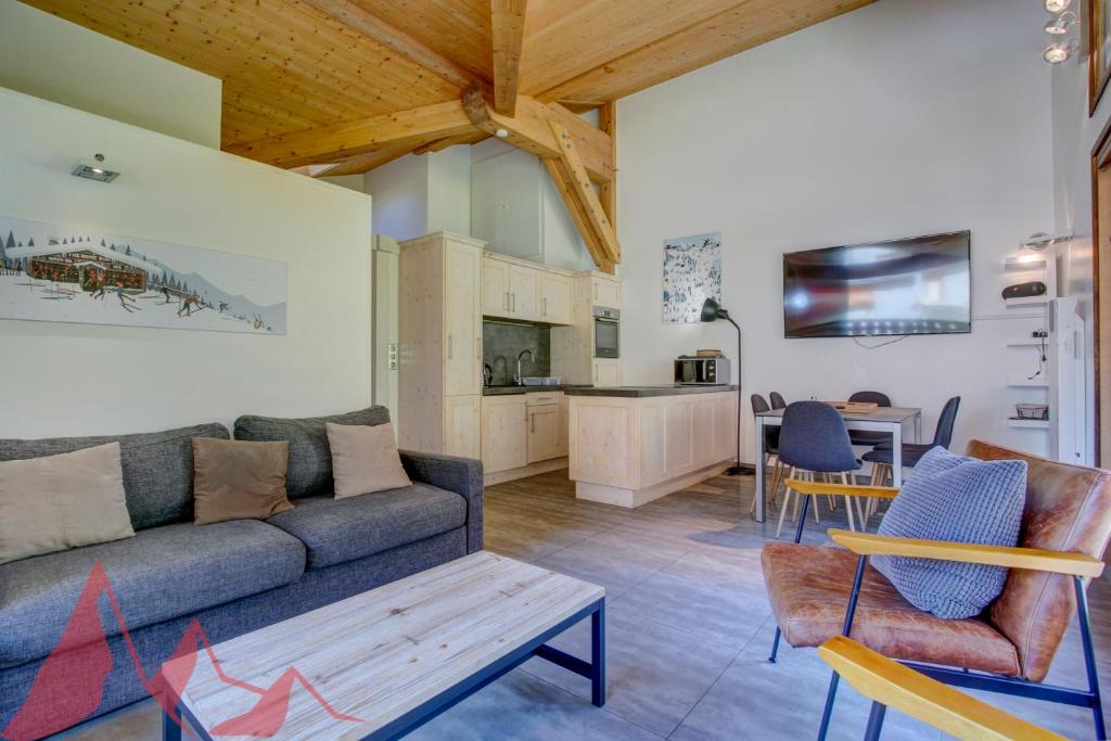 sala de estar con sofá y mesa en Les Césaries A4, en Morzine