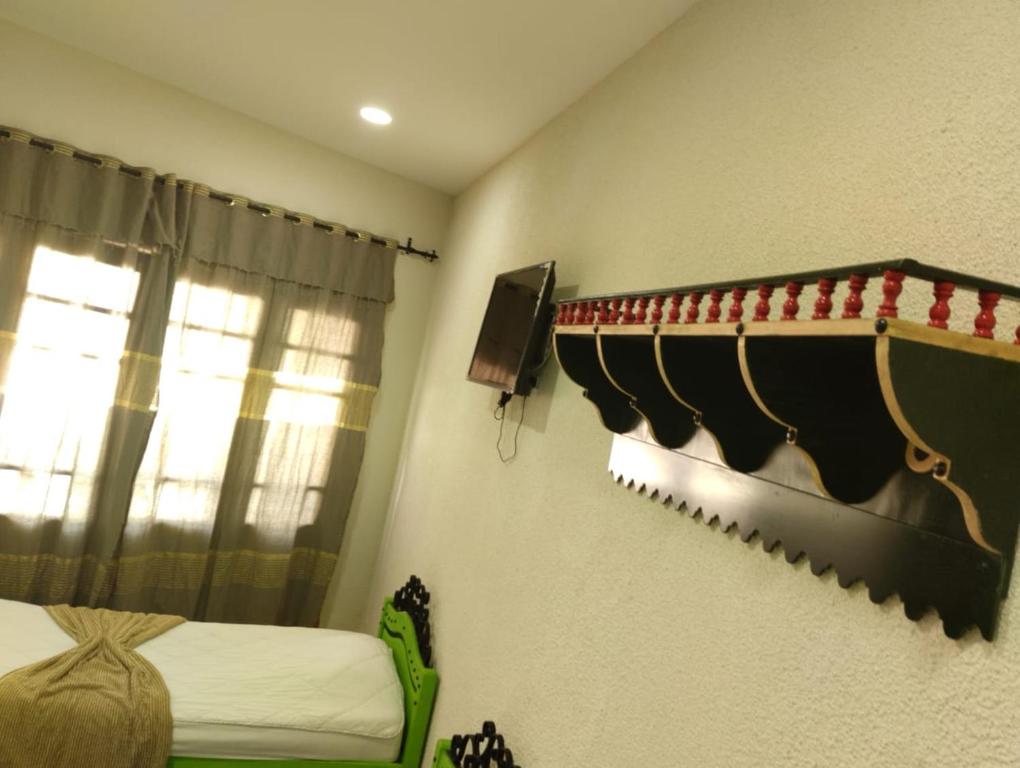 Habitación con cama, TV y ventana. en Sidi Mehrez HOTEL en Túnez