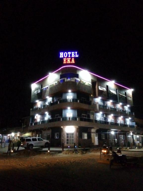 ロメにあるEKA ELITE HOTELの夜間のホテルの上に看板があります。
