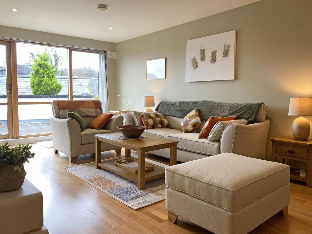 een woonkamer met een bank en een tafel bij Apartment 453 - Clifden in Clifden