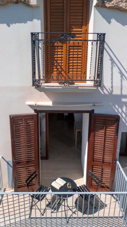 a balcony with a table and chairs on a patio at La Casetta sul mare in Castellammare del Golfo