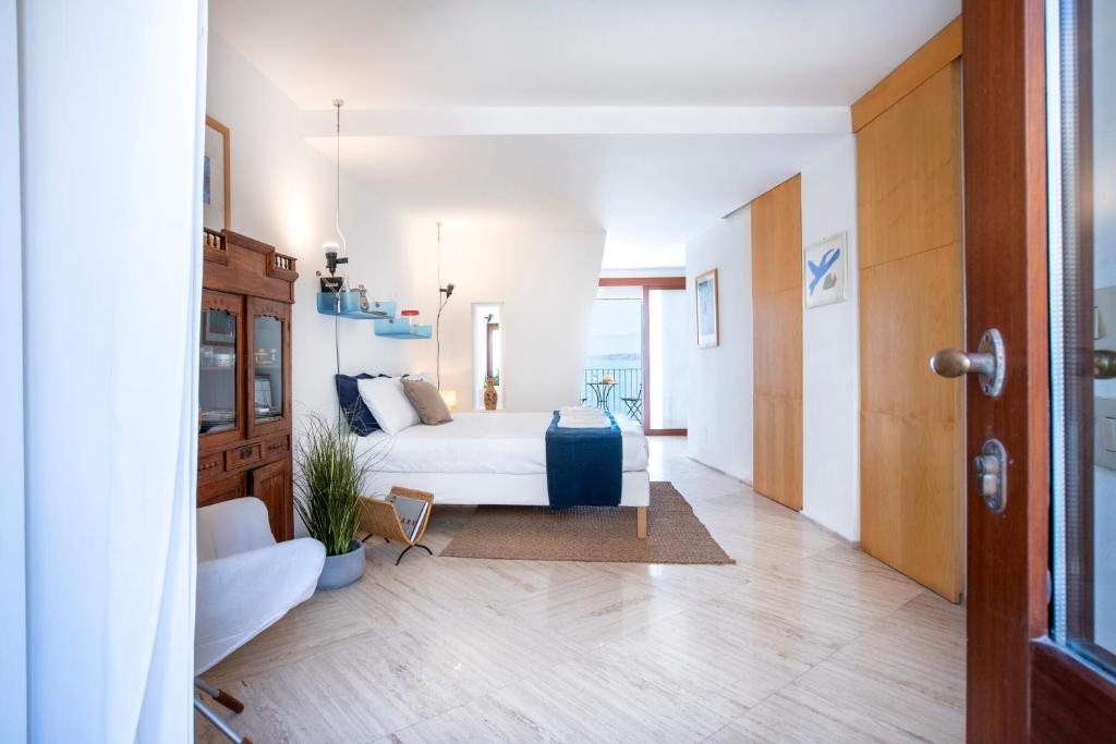 a bedroom with a bed and a couch in a room at La Casetta sul mare in Castellammare del Golfo