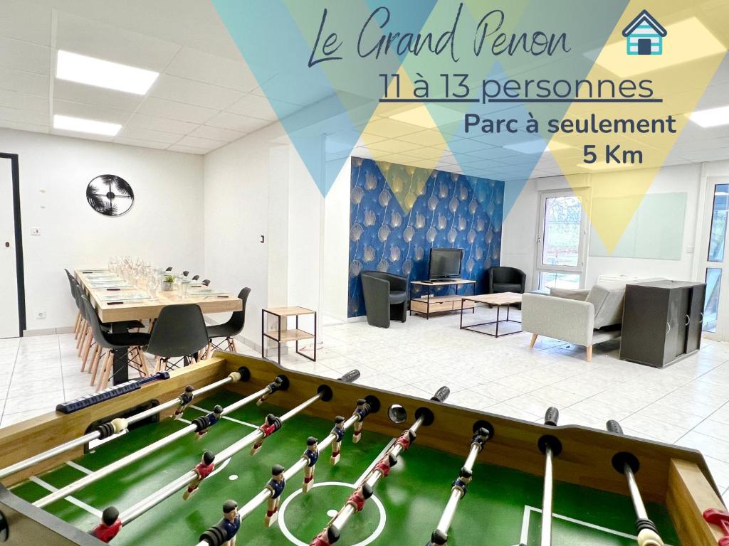 um quarto com uma mesa de bilhar e uma sala de jogos em Le Grand Penon ~ Logement Spacieux à 6 min du Parc em Saint-Georges-lès-Baillargeaux