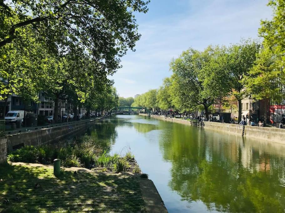 une rivière dans une ville avec des arbres et un pont dans l'établissement Best flat in Paris, à Paris