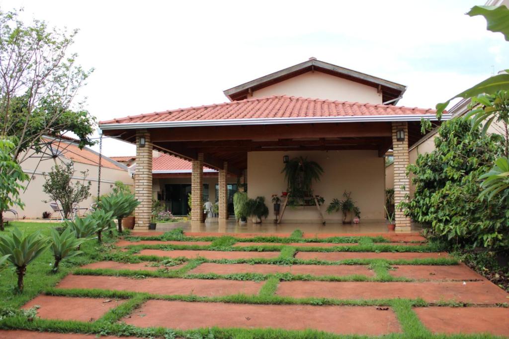 uma casa com um caminho de pedra à sua frente em Casa bem localizada e de fácil acesso em Londrina