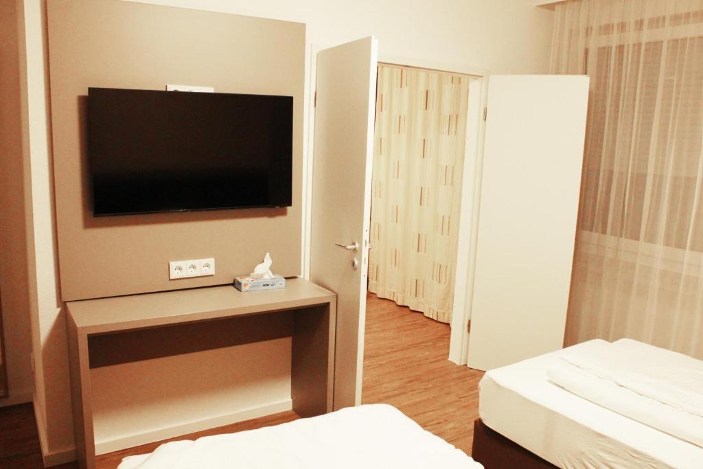 TV a/nebo společenská místnost v ubytování Isar City Hotel