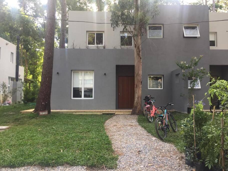 a house with two bikes parked in front of it at Hermosa casa Minimalista en Solanas Vacation in Punta del Este
