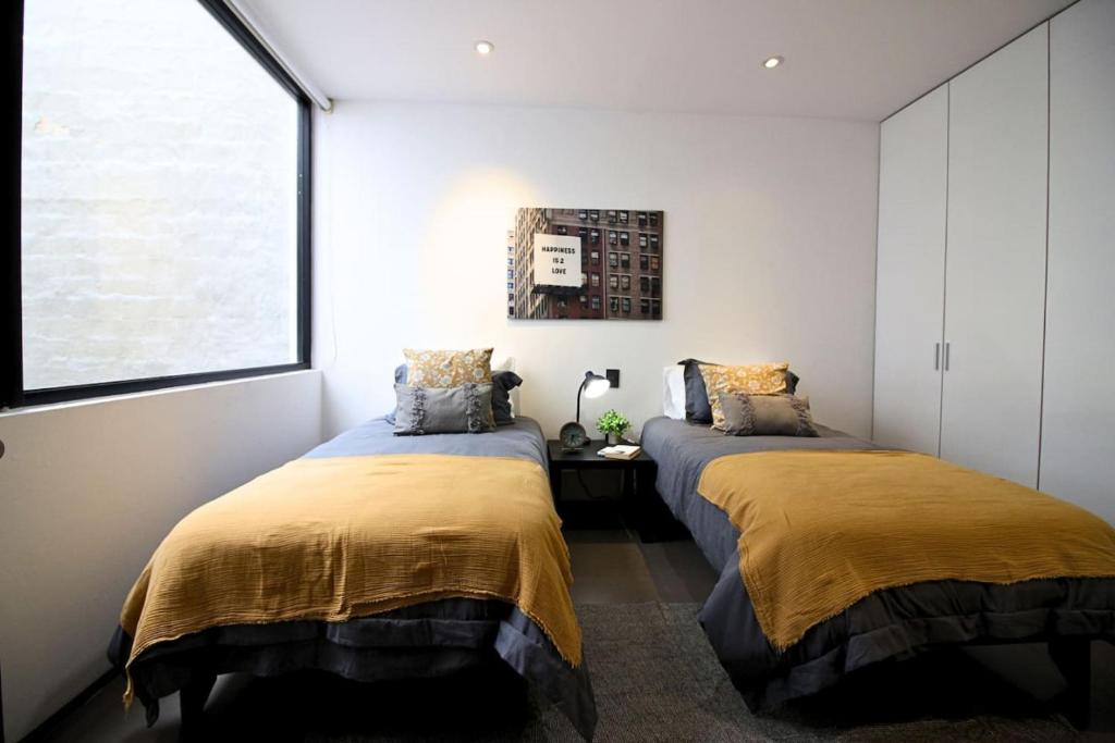 Een bed of bedden in een kamer bij Comodo dpto de lujo en zona trendy de Gdl
