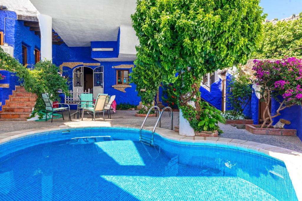 basen przed niebieskim domem w obiekcie Apartamentos Jaronil w mieście Benaocaz