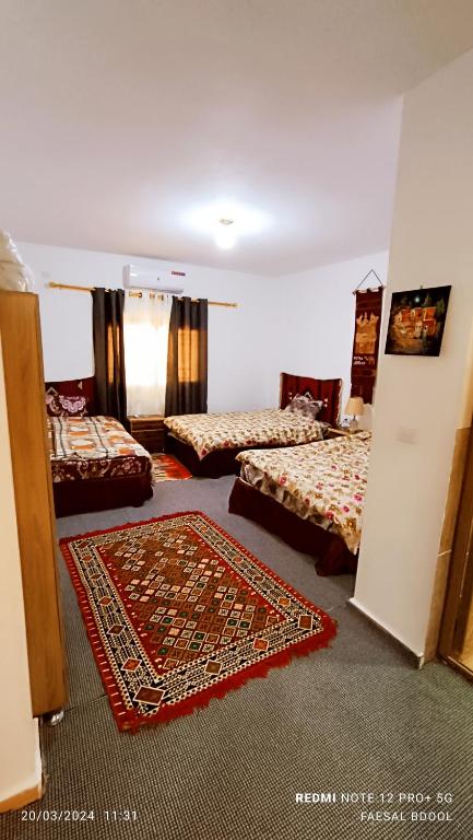 Postel nebo postele na pokoji v ubytování Petra Magic Guest House