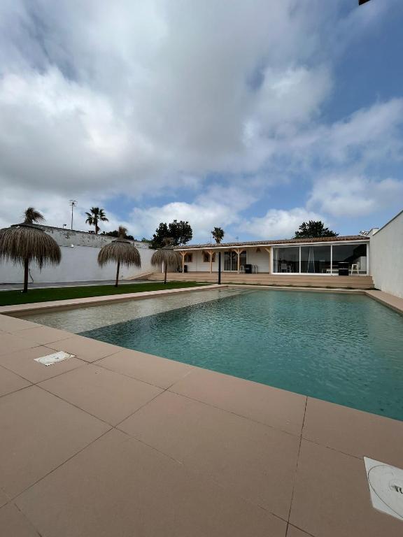 Bazén v ubytovaní Casa Madera con Piscina Privada Sanlucar alebo v jeho blízkosti