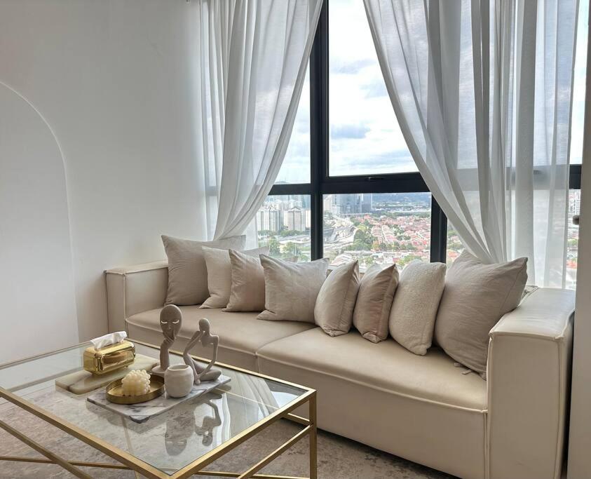 Posezení v ubytování The Gilded Studio Petaling Jaya with city view