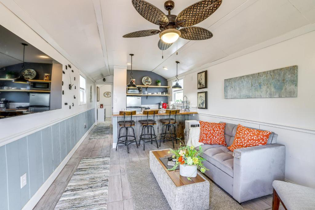 Fotografie z fotogalerie ubytování Cozy Decatur Cabin with Views about 1 Mi to Riverfront! v destinaci Decatur