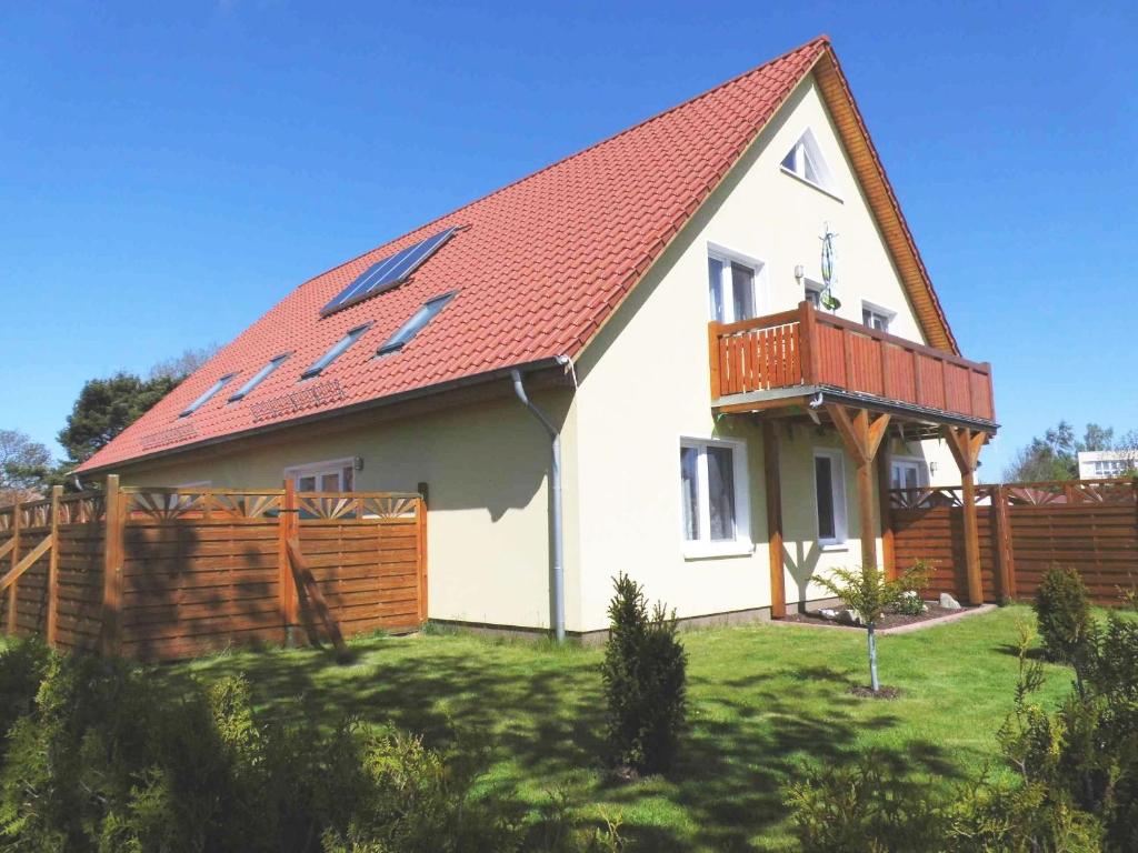 a small white house with a red roof at FeWo Quint nahe Kap Arkona in Altenkirchen