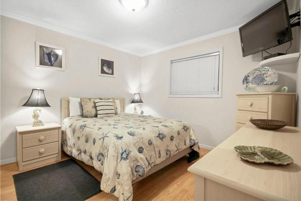 um quarto com uma cama e uma televisão de ecrã plano em Myrtle Beach Resort A316 em Myrtle Beach