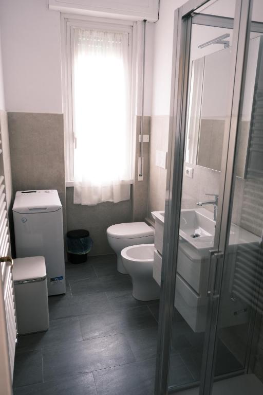 La Casa di Giulia by PortofinoVacanze في رابالو: حمام ابيض مع مرحاض ومغسلة