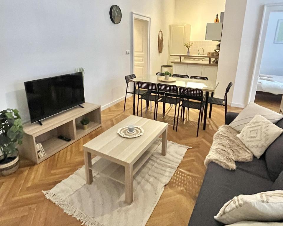 sala de estar con sofá y mesa en Apartment Mia - Old Town, en Bratislava