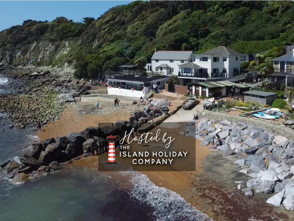 uma vista aérea de uma praia com casas e água em Sandpipers - Pet friendly em Ventnor