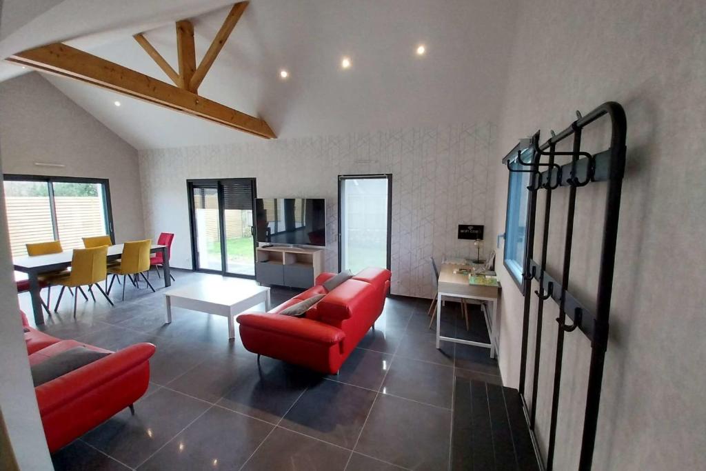 un salon avec des meubles rouges et une salle à manger dans l'établissement Beautiful new modern house, à Baden