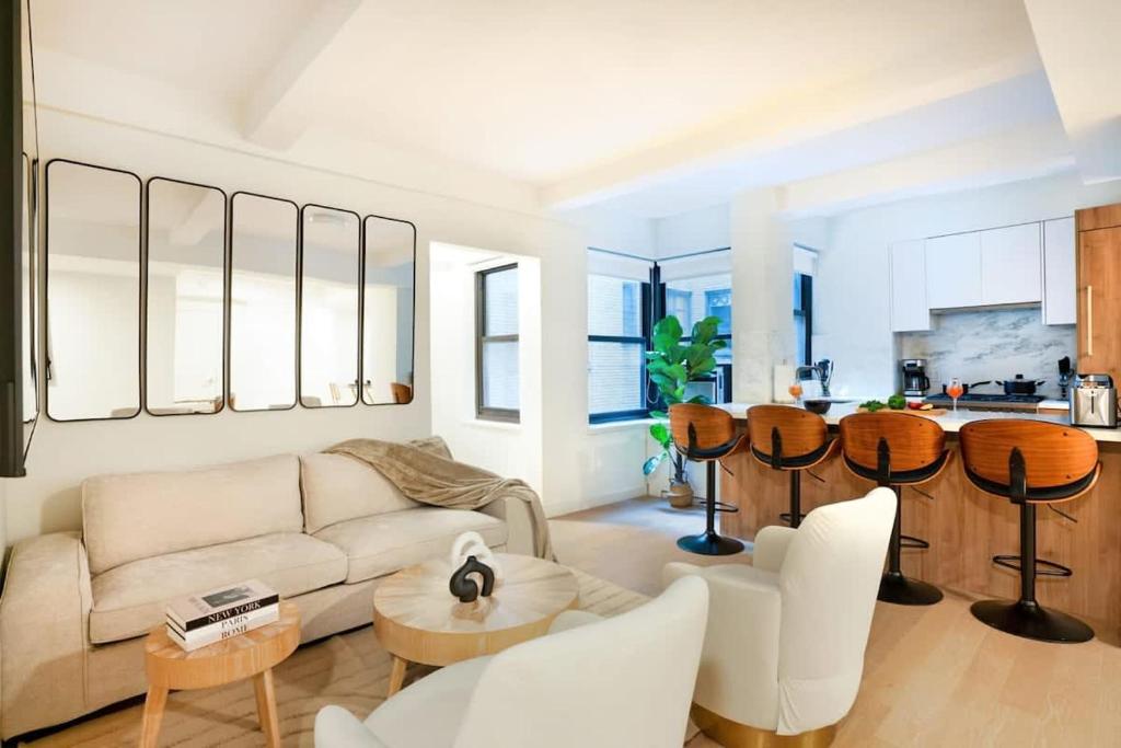 - un salon avec un canapé blanc et une table dans l'établissement 52-3DE Newly renovated 2BR BTH Midtown East, à New York