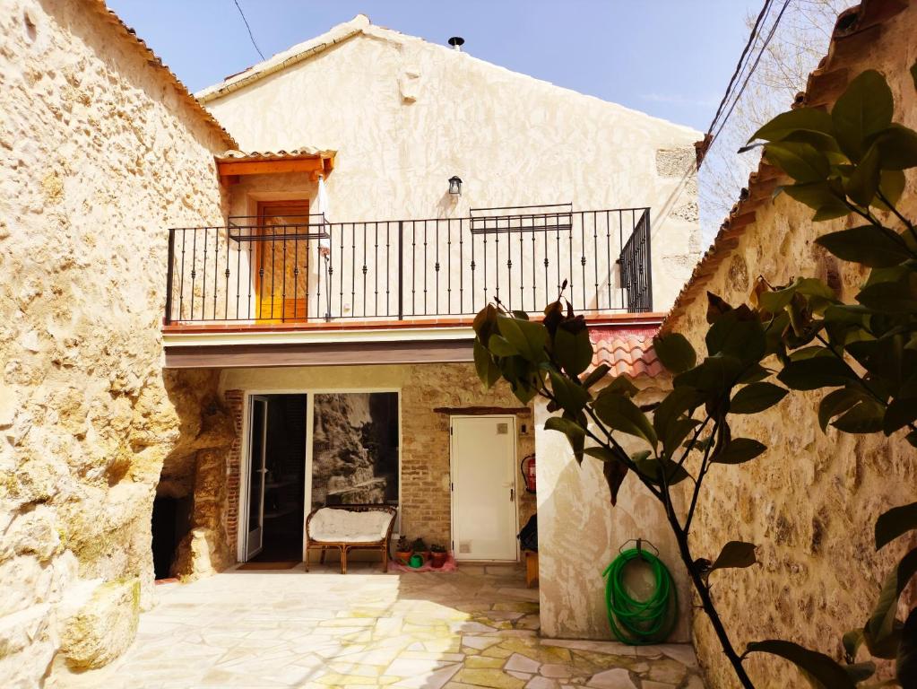 Casa de piedra con balcón y patio en La Solana de Aldeasoña, en Aldeasoña