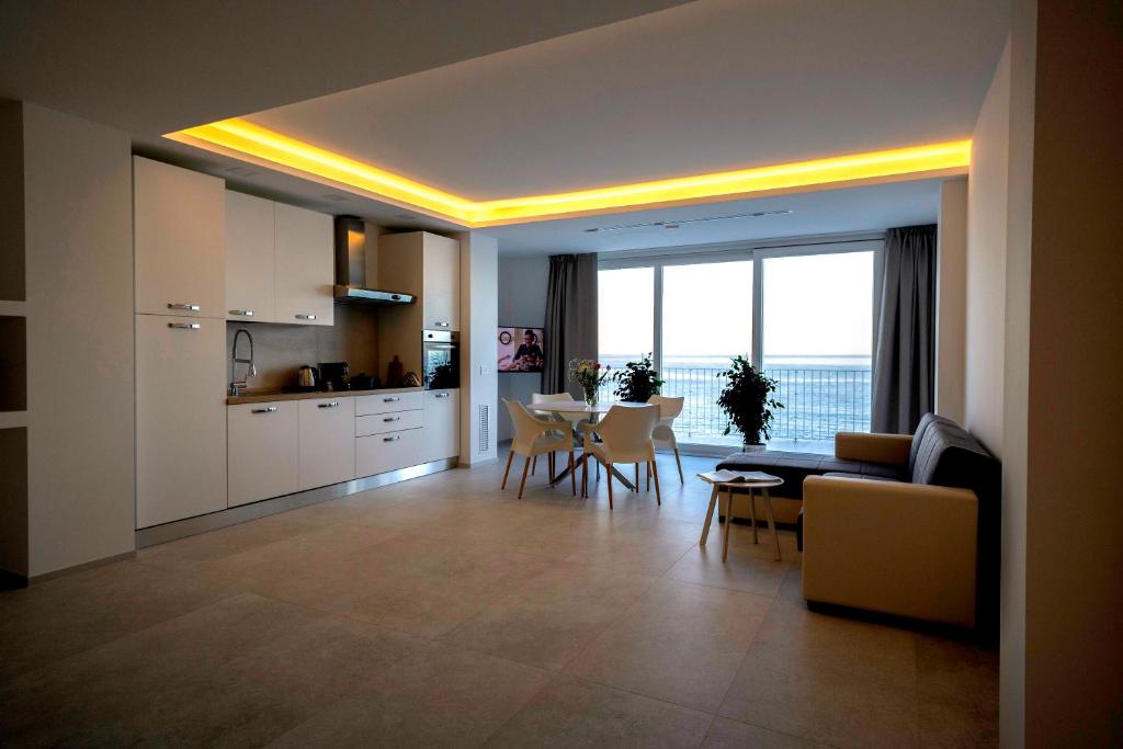 Cucina o angolo cottura di Calammare Apartments - Luxury Apartments with Beach and Gym - Molfetta