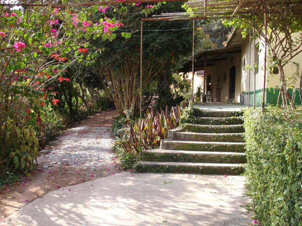 eine Treppe, die zu einem Haus mit Blumen führt in der Unterkunft Sítio Colina das Flores. Lugar Encantador com Piscina para Grupos in Franco da Rocha