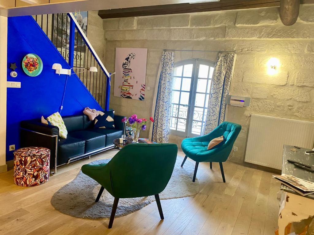 a living room with a couch and two chairs at L’inattendu in Uzès