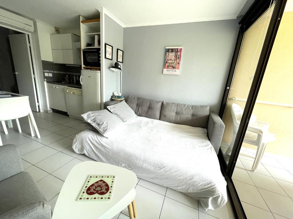 Kuchyňa alebo kuchynka v ubytovaní CANNES Appartement Duplex Piscine VUE Mer WIFI PARKING CLIM