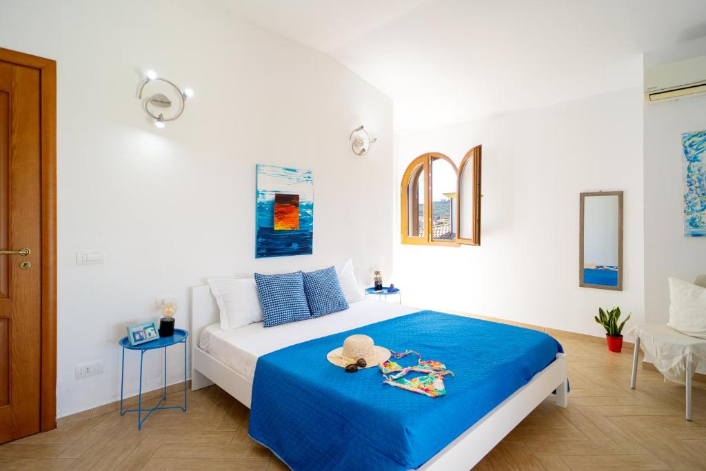 トルトリにあるAttico Luxuryのベッドルーム1室(青い毛布付きのベッド1台付)