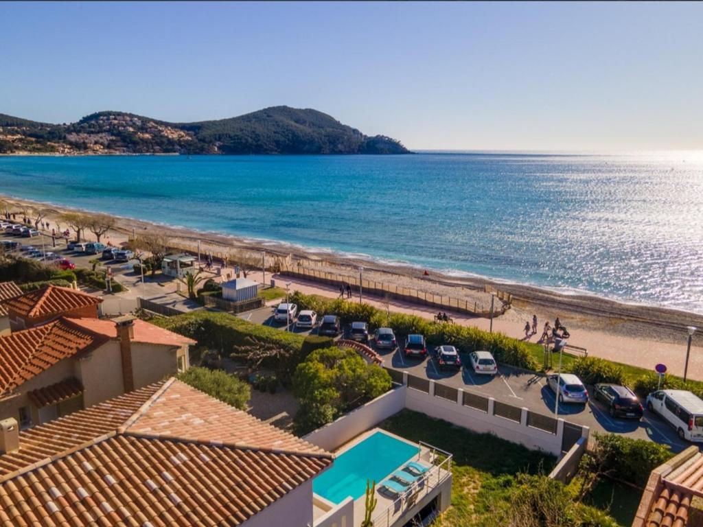 - une vue sur la plage depuis le toit du complexe dans l'établissement Luxueuse villa avec piscine et vue panoramique - Villa Perry, à Saint-Cyr-sur-Mer