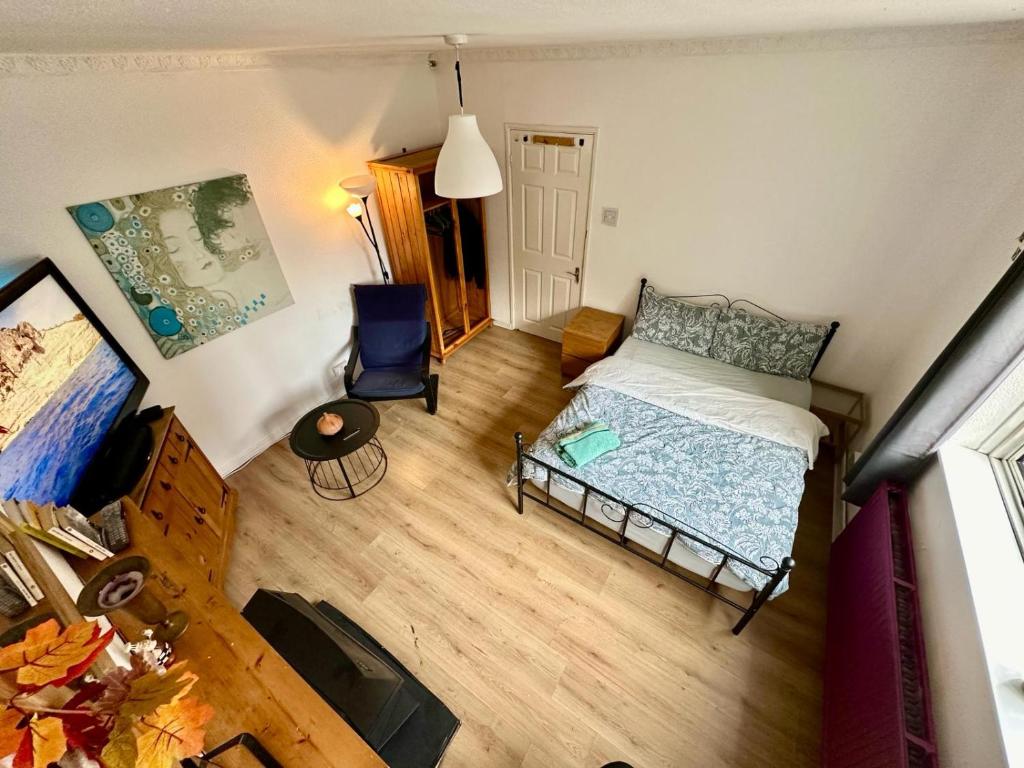 倫敦的住宿－Whitechapel Rooms R1，卧室享有高空美景,配有一张床和一把椅子