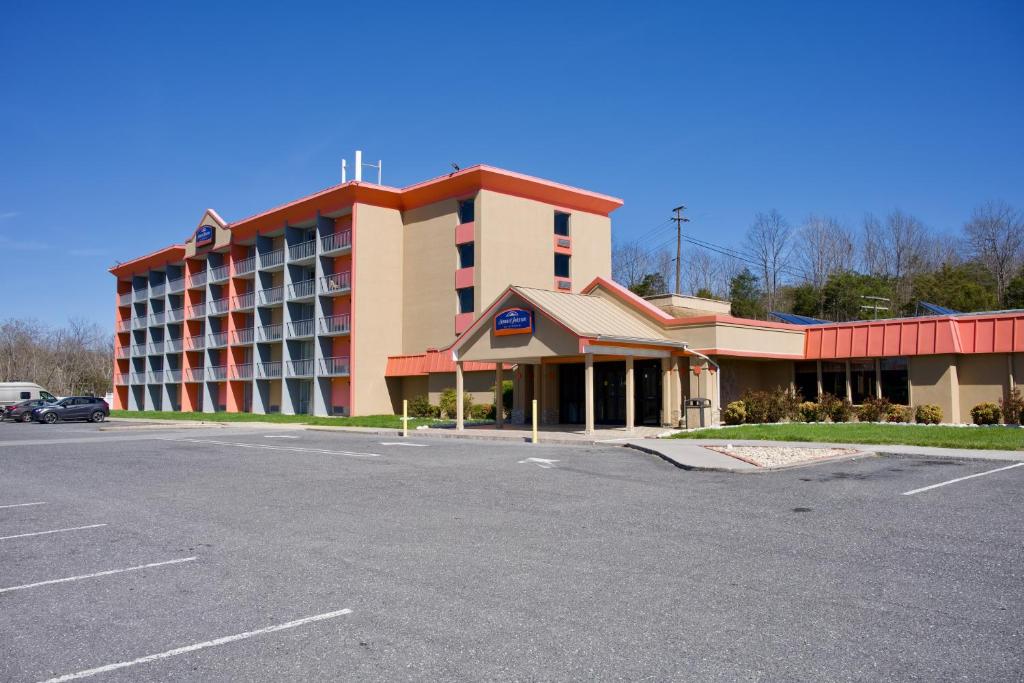 a hotel with a parking lot in front of it at Howard Johnson by Wyndham Lexington in Lexington