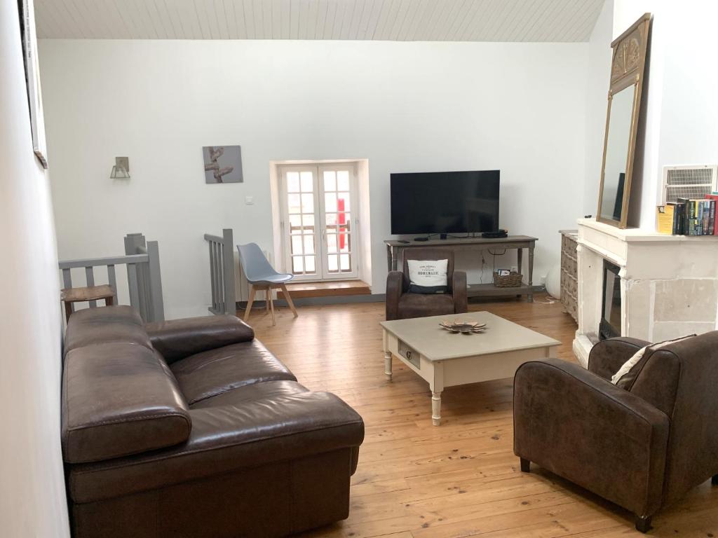 a living room with a couch and a coffee table at Appartement Sully in Saint-Martin-de-Ré