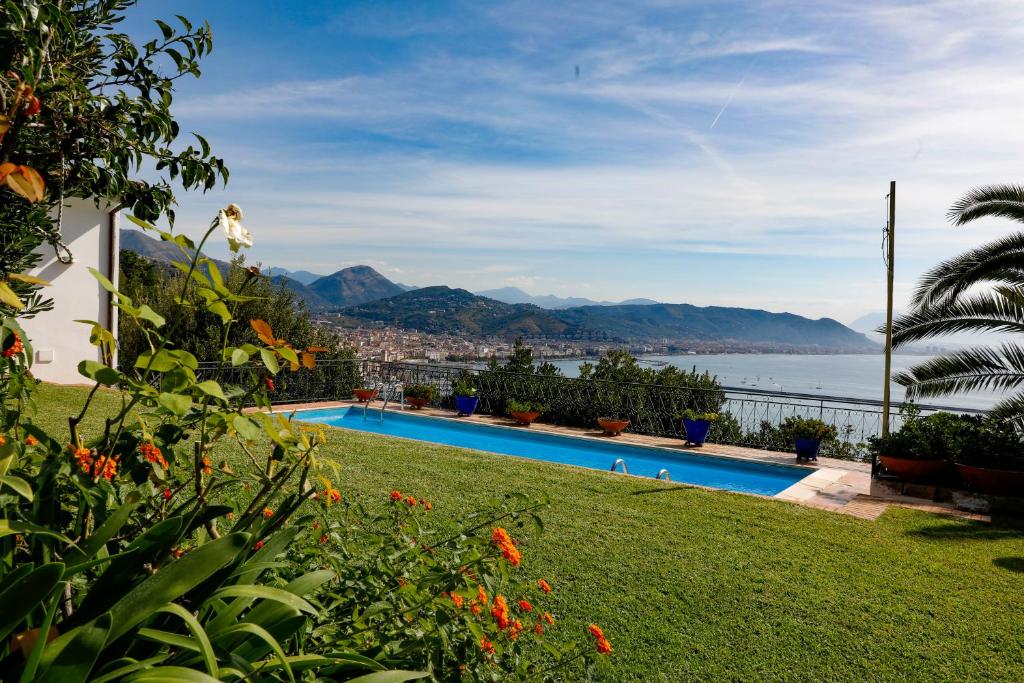 ein Haus mit Pool und Blick auf das Wasser in der Unterkunft Starhost - Villa il Poggio Amalfi Coast in Vietri