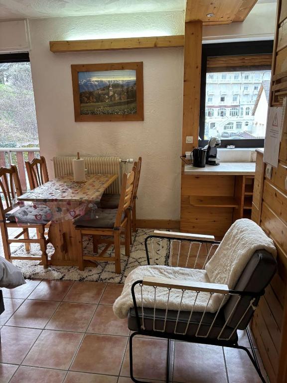 ein Esszimmer mit einem Tisch, einem Tisch und Stühlen in der Unterkunft Grand bec in Brides-les-Bains