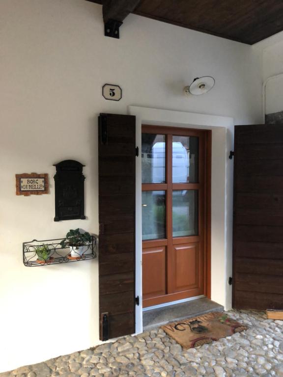 Zimmer mit Tür und Bett und Zimmer mit in der Unterkunft Casa Borc di Nelle in Attimis
