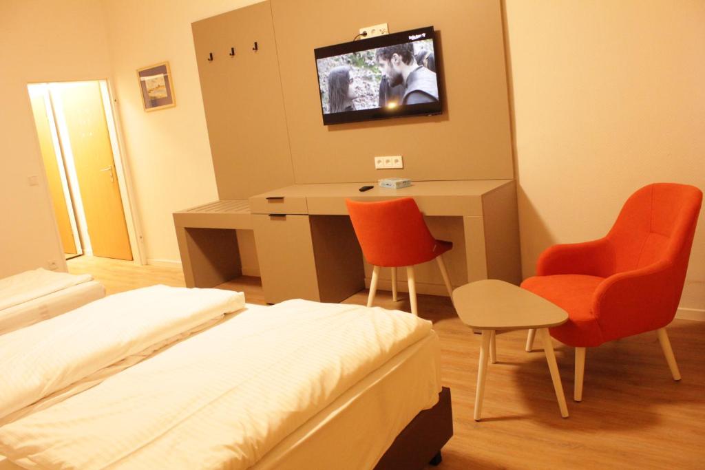 TV a/nebo společenská místnost v ubytování Isar City Hotel
