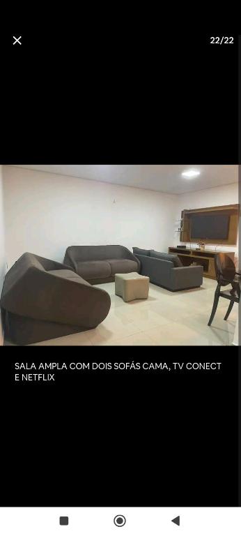 salon z kanapą i pianinem w obiekcie Apartamento centro w São Paulo